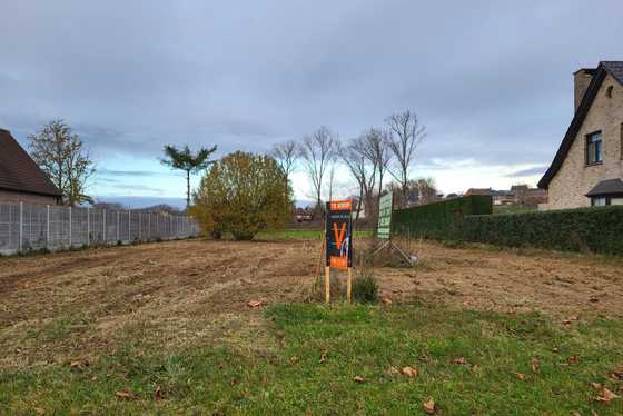 Mooie bouwgrond van 11a92ca voor open bebouwing, met een straatbreedte van 20,80 meter en landelijk uitzicht op de dorpskerk. Maakt deel uit van een goedgekeurde niet vervallen verkaveling.