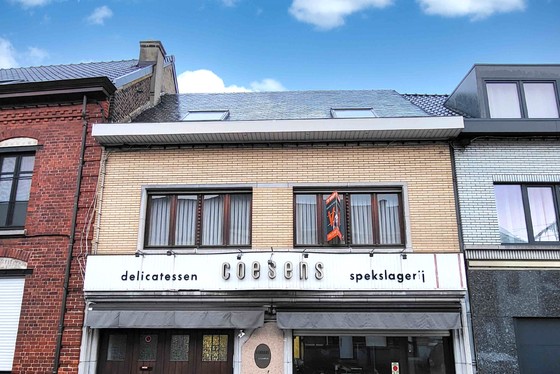 Dit veelzijdige pand met een grondoppervlakte van 240 m² combineert een ruime commerciële gelijkvloerse verdieping met een comfortabel appartement op de eerste verdieping.