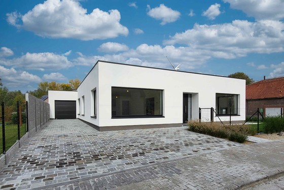 Volledig gerenoveerde, energiezuinige bungalow op 556m² met prachtig aangelegde tuin. Topper!