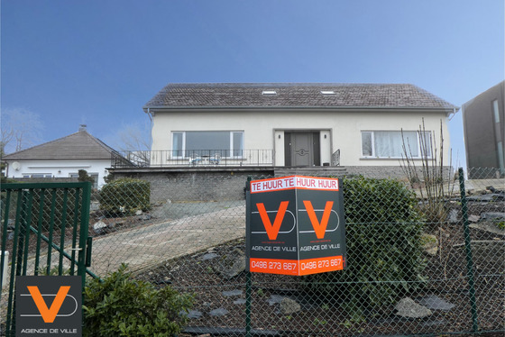 Prachtige koppelwoning met zonnig terras van 16m² en 2 autostaanplaatsen. Veel lichtinval door de grote ramen.