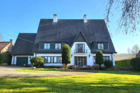 Uniek landhuis op een terrein van 3870m² met aangelegde zuidgerichte tuin en garage! 