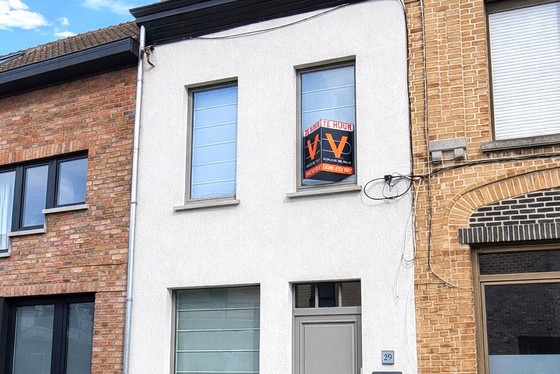 Deze instapklare woning biedt modern wooncomfort op een centrale ligging in het centrum, met winkels, scholen en openbaar vervoer op wandelafstand.