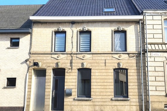 Ruime en karaktervolle gezinswoning op een perceel van 480 m² met zuidoostgerichte tuin, gelegen aan de centrumrand van Brakel.