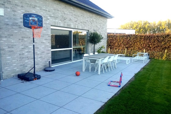 Prachtige nieuwbouwwoning van 195m² met terras v 40m², tuin, zonnepanelen en twee staanplaatsen. Aanrader!