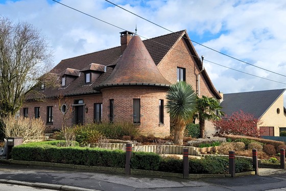 Dit uitzonderlijk ruim en energiezuinig landhuis op 4.149 m² combineert comfort, volume en een instapklare afwerking met tal van mogelijkheden. Topper!