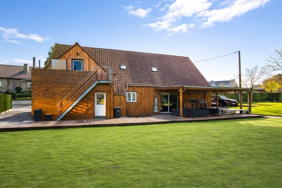In het landelijke Roborst, een deelgemeente van Zwalm in de prachtige Vlaamse Ardennen, bevindt zich deze ruime en volledig gerenoveerde woning op een perceel van 1.143 m². 
