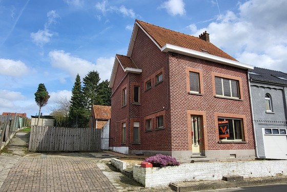 Te renoveren woning met veel charme en ruime tuin op 671 m². 