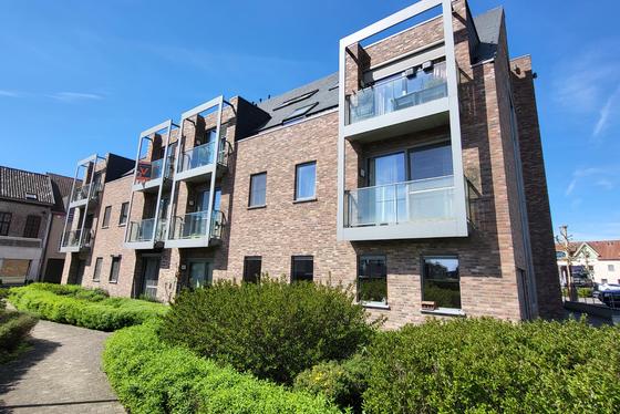 Instapklaar en energiezuinig appartement (66 m²) met zuidgerichte terrassen, ideaal gelegen in een rustige dorpsomgeving op wandelafstand van winkels, openbaar vervoer en scholen. 