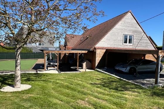 In het landelijke Roborst, een deelgemeente van Zwalm in de prachtige Vlaamse Ardennen, bevindt zich deze ruime en volledig gerenoveerde woning op een perceel van 1.143 m². 