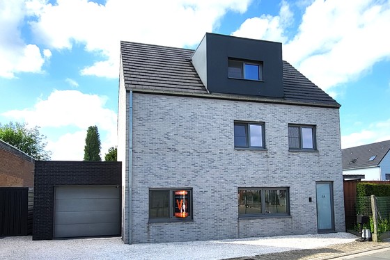 Totaal gerenoveerde woning van 2016-2017 op een perceel van 840 m², met oog voor comfort, ruimte en energiezuinigheid.