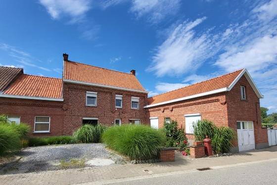 Karaktervolle gezinswoning met tal van mogelijkheden in het landelijke Rozebeke met uitzicht op de velden.