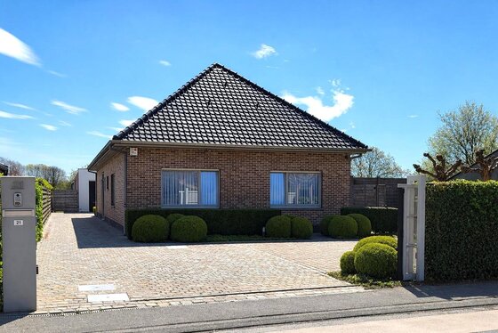 Deze ruime en uitstekend onderhouden villa-bungalow op een perceel van 1.264 m² combineert comfort, functionaliteit en een aangename woonbeleving met een zuidgericht terras en een prachtig aangelegde tuin met zwembad en badhuis.