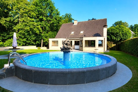 Exclusieve villa in pittoresk Roborst met vrij uitzicht op een bosgebied, zwembad en 4 garages. 