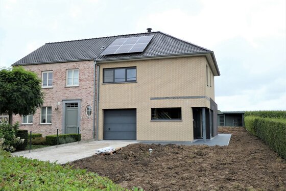 Prachtige nieuwbouw van 2007 op 738m² met mooie aangelegde tuin, terras en garage!