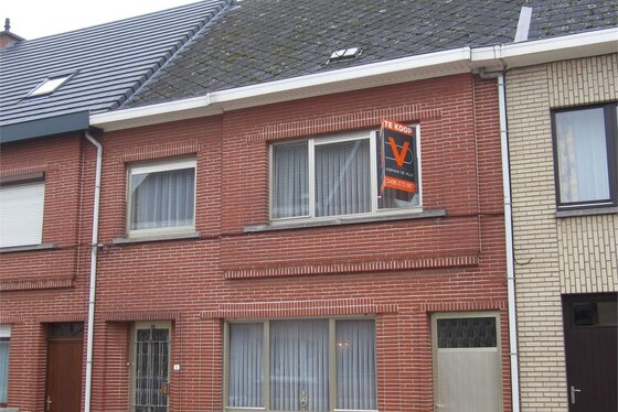 Charmante woning met zuidgerichte tuin, ook bereikbaar via straat achterkant.