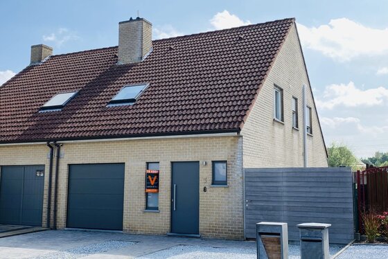 Prachtige halfopen bebouwing met mooie aangelegde tuin, terrassen en garage!