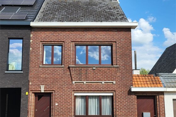 Charmante woning met zuidgerichte tuin, landelijk uitzicht en zij-ingang.