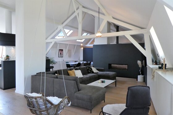 Prachtig gerenoveerde penthouse van 144m² in loftstijl met zonnig terras.