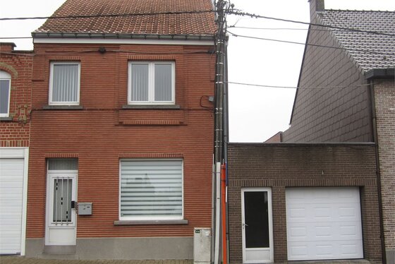 Charmante woning op 957m² met dubbele garage, zonnig terras en aangelegde zuid gerichte tuin.