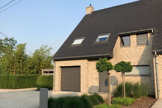 Prachtige duurzame afgewerkte half open bebouwing van 2010 op 562m² met zuidgerichte tuin.