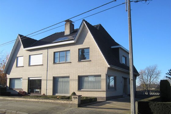 Prachtige halfopen bebouwing op 458m² met aangelegd verwarmd zwembad, poolhouse en zonnepanelen.