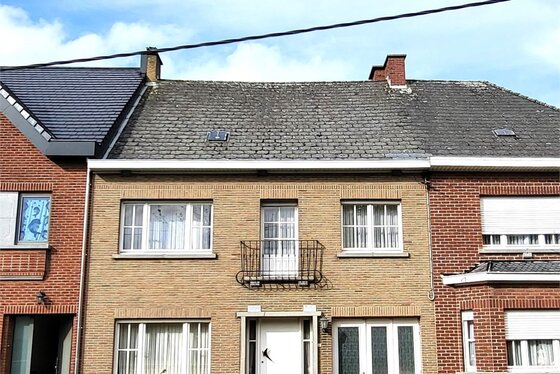 Prachtig onderhouden woning op 470m² met zonnige tuin en toegang achteraan via een poortje.