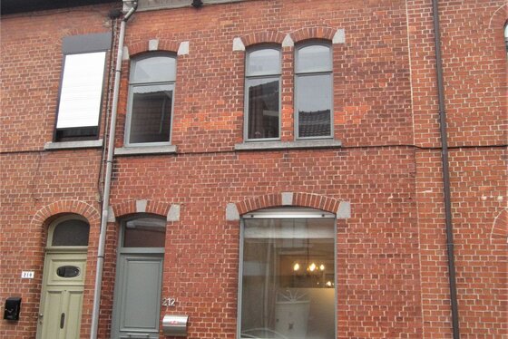 Charmante gerenoveerde burgerwoning op 260m² met zonnige tuin, bereikbaar via achterkant Guilleminlaan.
