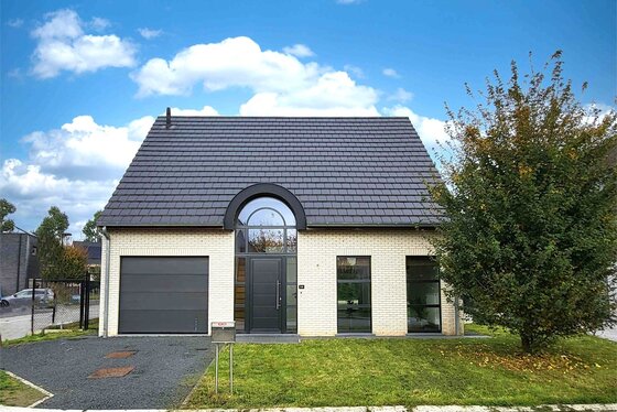 Prachtige villa met zonnige aangelegde tuin, terras en garage! Residentiële rustige ligging. REGISTRATIE 2% MOGELIJK (akte vanaf januari).