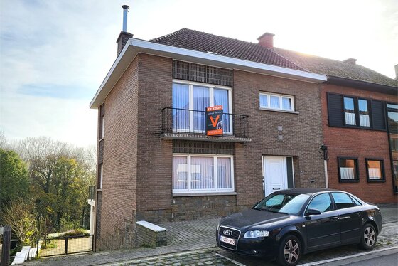 Prachtig onderhouden halfopen bebouwing op 699m² met garage, zonnige tuin en uitzicht op het bos. REGISTRATIE 2% MOGELIJK (akte vanaf januari).