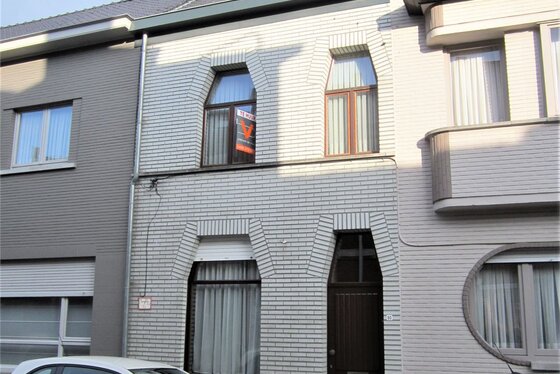 Charmante woning met garage, staanplaats, zonnige terras en tuintje.