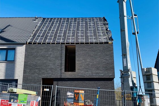 Stijlvolle en moderne nieuwbouwwoning op 370m gelegen in een residentiële omgeving, nabij het centrum van Geraardsbergen.