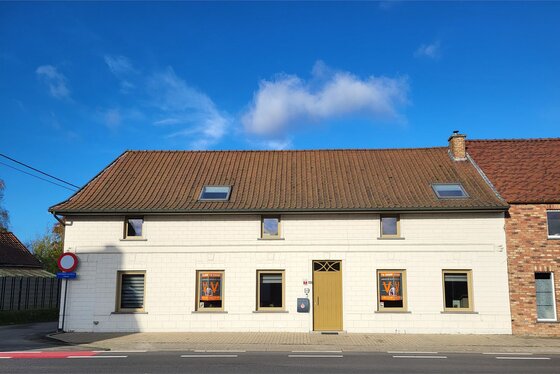 Charmant gerenoveerde hoeve op 342m² met zonnige tuin, carport en terras.