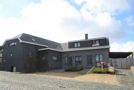 Ruime woning op 799m² met tal van commerciële mogelijkheden. Landelijk gelegen in een rustige straat.
