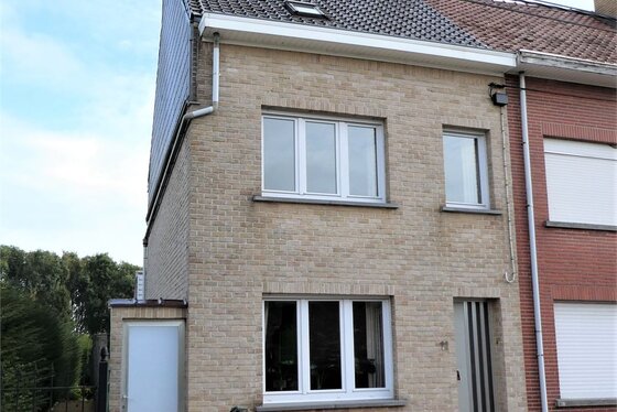 Charmante rustig gelegen halfopen bebouwing op 454m² met groen uitzicht.