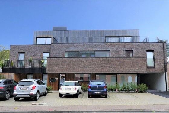 Prachtig nieuwbouw gelijkvloers appartement van 134m² met zonnig terras en staanplaats.