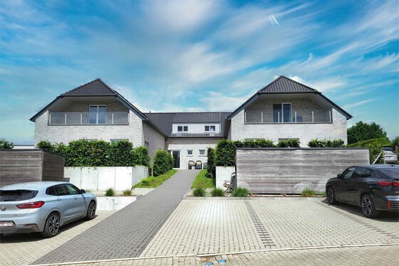 Prachtige halfopen pastoriewoning van 160m² met zuidgericht terras v 31m², balkon, zonnepanelen en drie staanplaatsen.