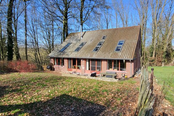 Uniek ecologisch gebouwde woning, totale renovatie van 2005, gelegen naast natuurgebied met uitzicht op velden en natuur!