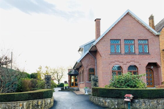 Prachtige halfopen bebouwing op 1821m² met zuidgerichte tuin, terras en dubbele garage!