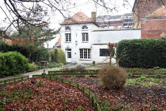 Prachtig gerenoveerd pand van 2004 met grote zuidgerichte tuin, terrassen en vijver. Voormalige horecazaak “De Verborgen Tuin”.