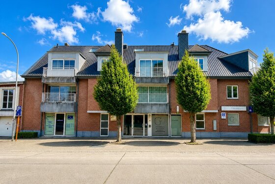 Dit handelspand, gebouwd in 2008, beschikt over een totale bruikbare oppervlakte van 143 m² en werd jarenlang uitgebaat als succesvolle broodjeszaak.