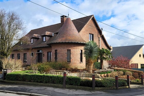 Dit uitzonderlijk ruim en energiezuinig landhuis op 4.149 m² combineert comfort, volume en een instapklare afwerking met tal van mogelijkheden. Topper!