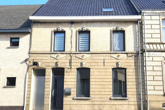 Ruime en karaktervolle gezinswoning op een perceel van 480 m² met zuidoostgerichte tuin, gelegen aan de centrumrand van Brakel.