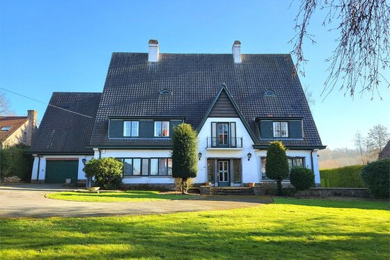 Uniek landhuis op een terrein van 3870m² met aangelegde zuidgerichte tuin en garage!
