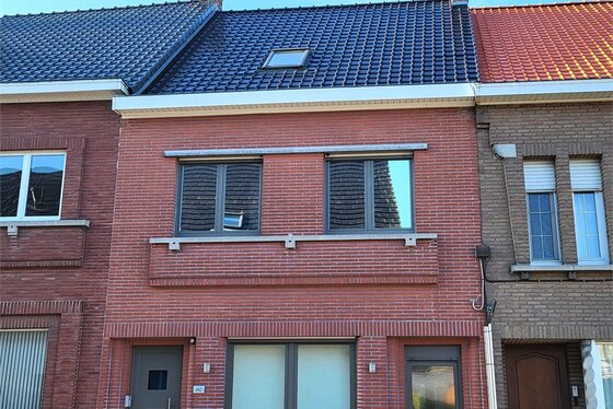 Deze charmante en verrassend ruime woning combineert karakter met hedendaags comfort en is gelegen op een perceel van 341 m² met een zuidwestgericht terras.
