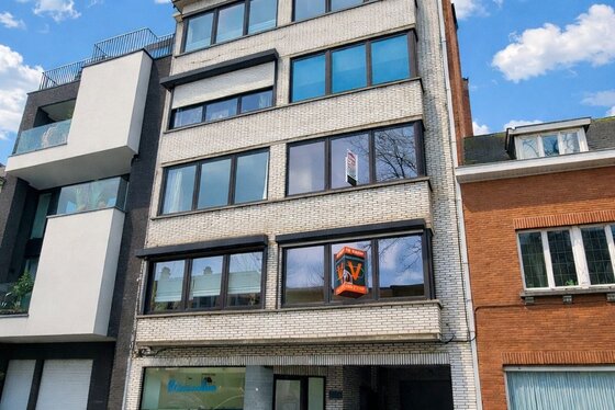 Dit prachtig gerenoveerde appartement uit 2010 is gelegen in het centrum van Zottegem, op de eerste verdieping van een verzorgd gebouw met lift.