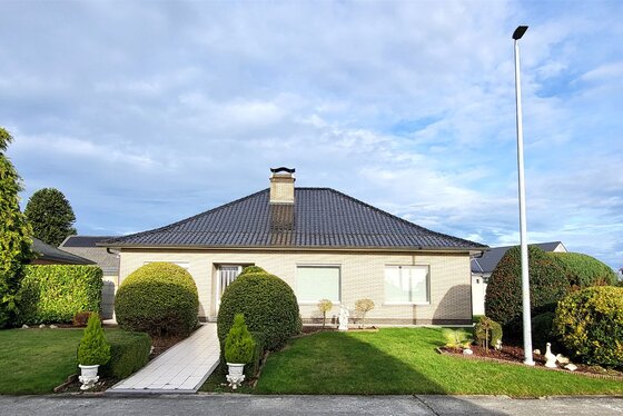 Instapklare villa op een perceel van 648 m² met dubbele garage, veranda en tuin.