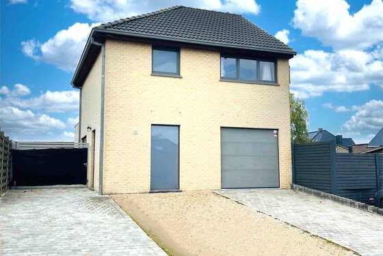Deze instapklare halfopen woning uit 2014 ligt in een rustige en landelijke straat in Lierde.