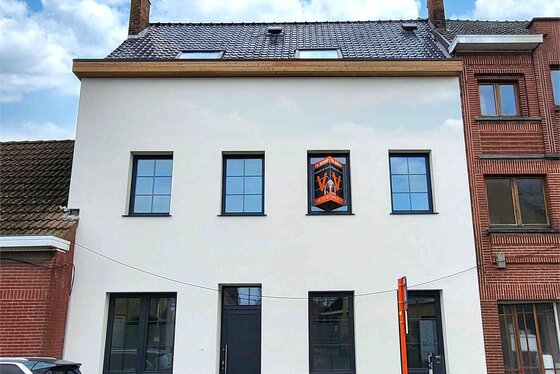 Deze volledig totaal gerenoveerde woning (2024–2025) combineert hedendaags comfort met een hoogwaardige afwerking en biedt maar liefst 5 ruime slaapkamers.