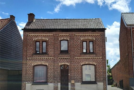 Prachtige burgerwoning op 950 m² met ruime garage en zuidgerichte tuin gelegen in de Vlaamse Ardennen.