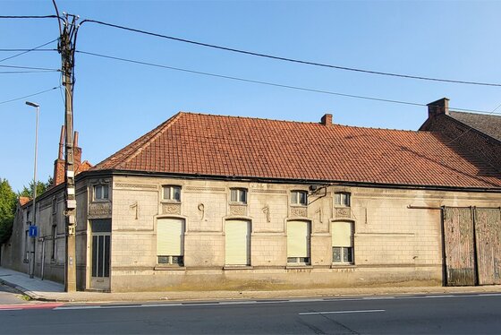 Prachtig te renoveren burgerwoning op 318m² met ruime garage en stalling.